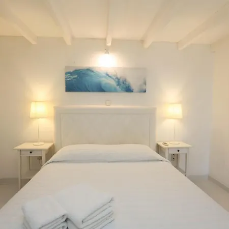 Adikri & Apartahotel Tourlos