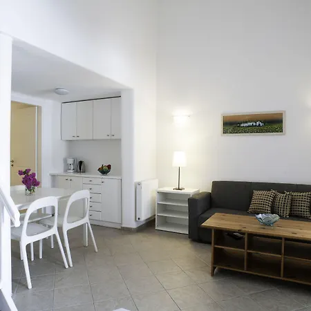 아파트호텔 Adikri & 투를로스